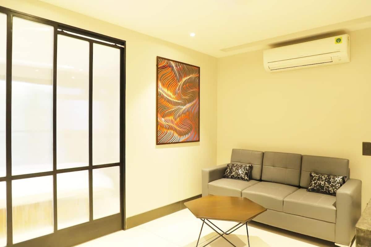 Apt# One-Four-Two - With Lift - High Speed Wifi - Smart Tv Neu-Delhi Exterior foto