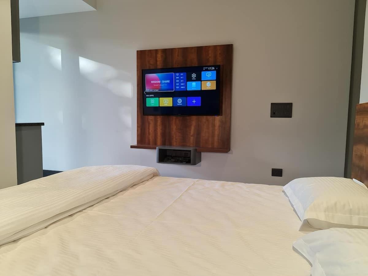 Apt# One-Four-Two - With Lift - High Speed Wifi - Smart Tv Neu-Delhi Exterior foto